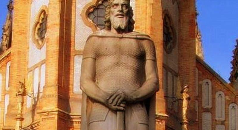 10 gyönyörű szobor Szent László királyról