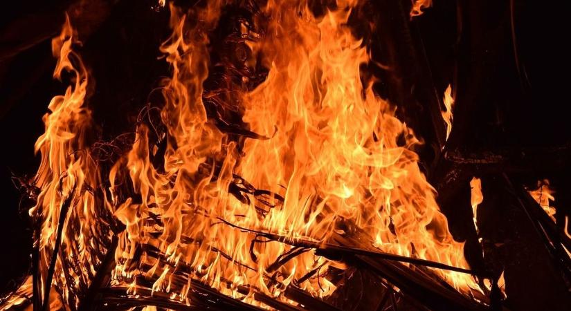 Hatalmas lángok csaptak fel Jászladányban