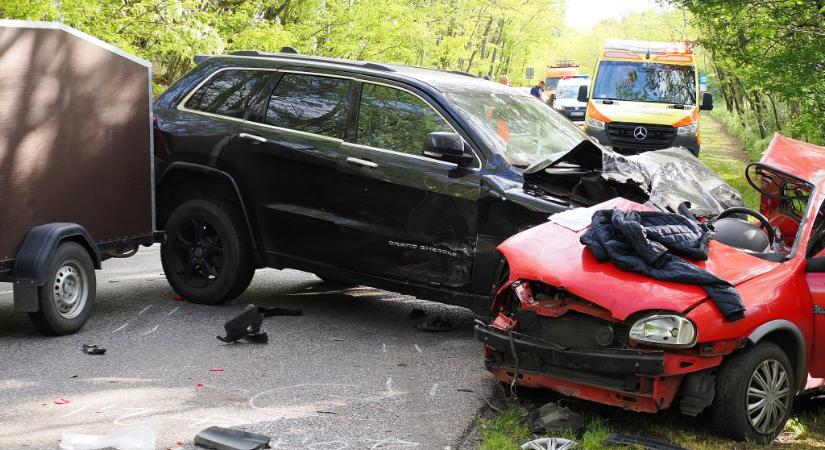 Terepjáró ütközött egy szemből érkező Opel Corsával, az egyik sofőr a helyszínen meghalt