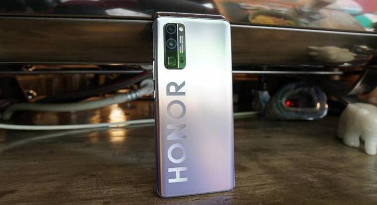 Elhalasztja a V40-es mobilokat a Huawei-ből kivált Honor