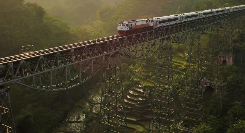 Bámulatos képeken a 300 méter hosszú, őserdő felett áthaladó indonéz vasúti híd