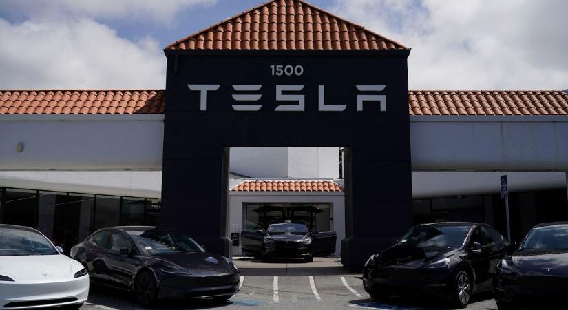 Csak a szokásos: árat csökkent a Tesla