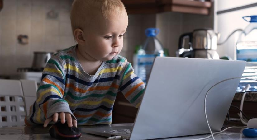 Sokkoló adatok: lassan telefonnal és tablettel a kezükben születnek a gyerekek