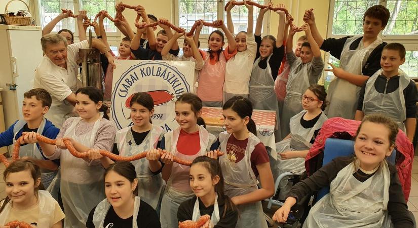 Ismét kolbászgyúró és lekváros papucsot készítő diákokkal népesült be a csabai klubház