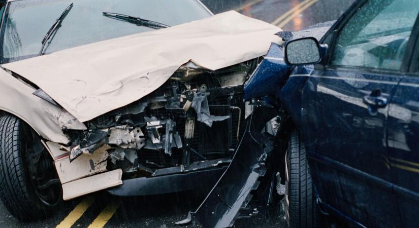 Két autó ütközött Karcagon