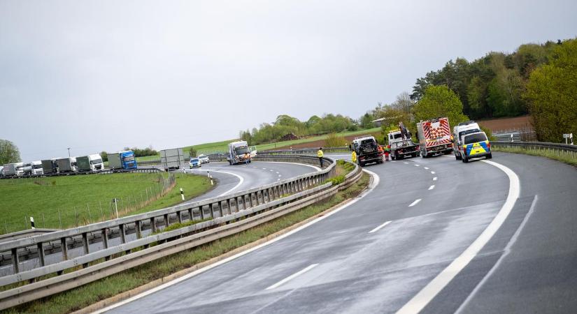 Brutális tömegbaleset az A70-es autópályán: 25 jármű karambolozott – fotók a helyszínről