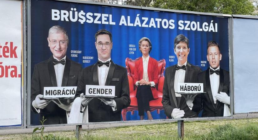 Megjelentek a legújabb fideszes lejárató plakátok, Magyar Péter is alázatos brüsszeli szolga lett