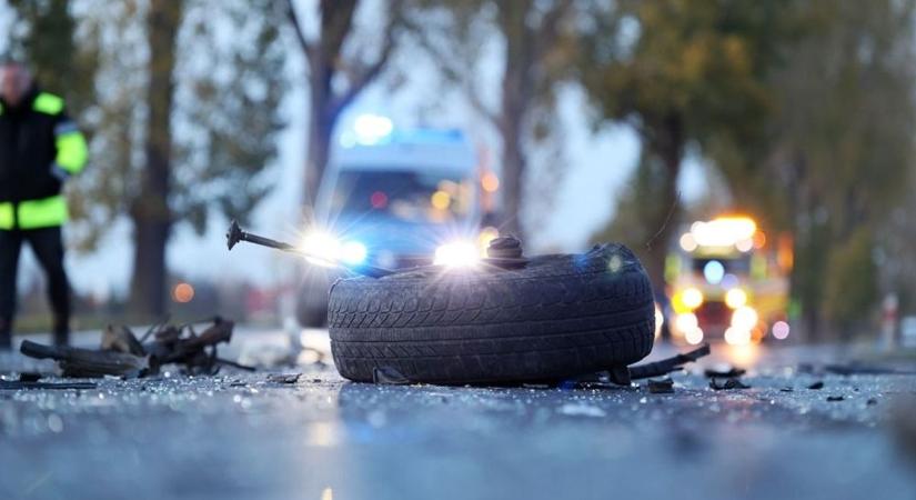 Fának csapódott egy autó Pusztaszabolcs közelében