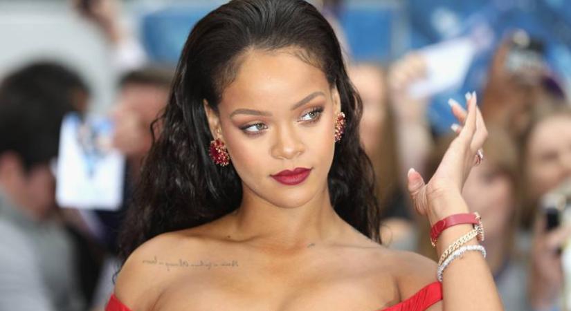 Rihanna platinaszőke hajra váltott: a megszokott sötét tincsek nélkül alig ismerni fel