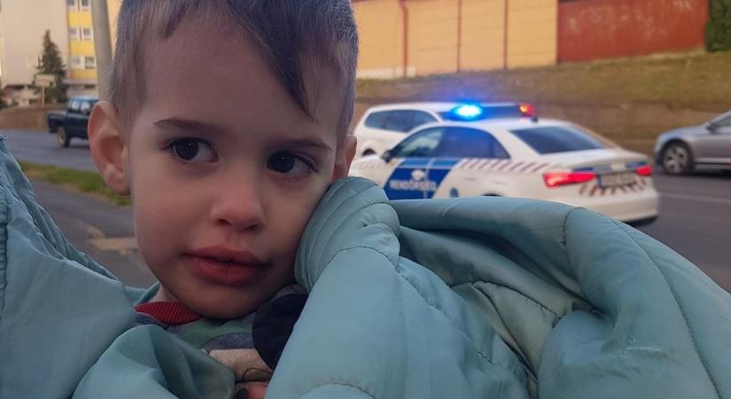 Kétéves kisfiút találtak a rendőrök Szombathelyen, keresik a szüleit