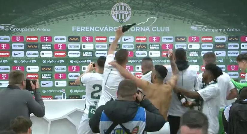 Pezsgővel locsolták Sztankovicsot a Fradi ünneplő focistái - videó