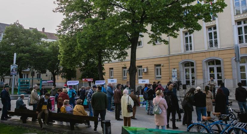 Negyvenfős gyűléssel „robbantotta” be a kampányt Debrecenben a baloldali összefogás