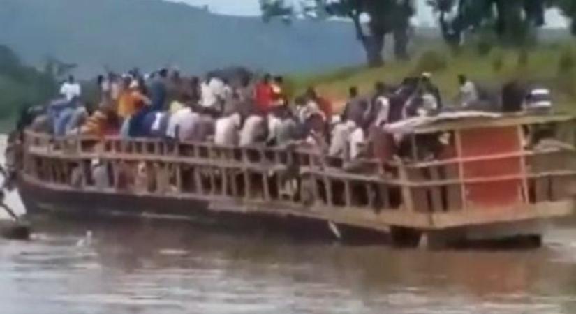 Darabjaira tört egy hajó a Közép-Afrikai Köztársaságban, sokan meghaltak - videó