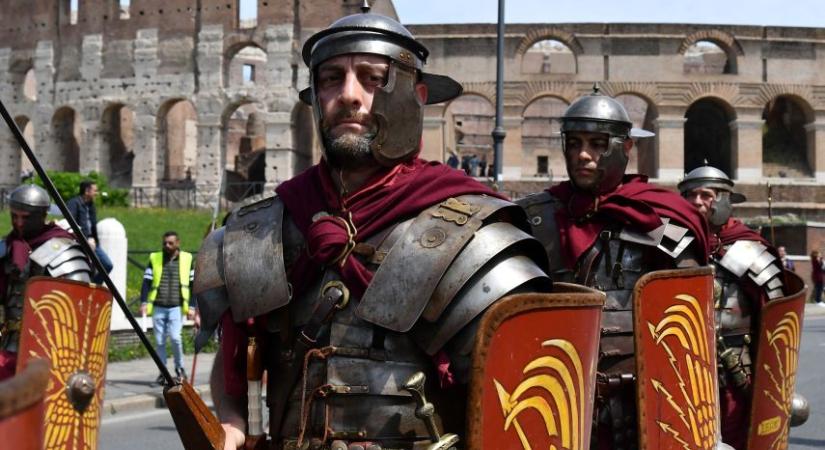 Császárok, szenátorok, matrónák és gladiátorok felvonulásával ünnepel Róma