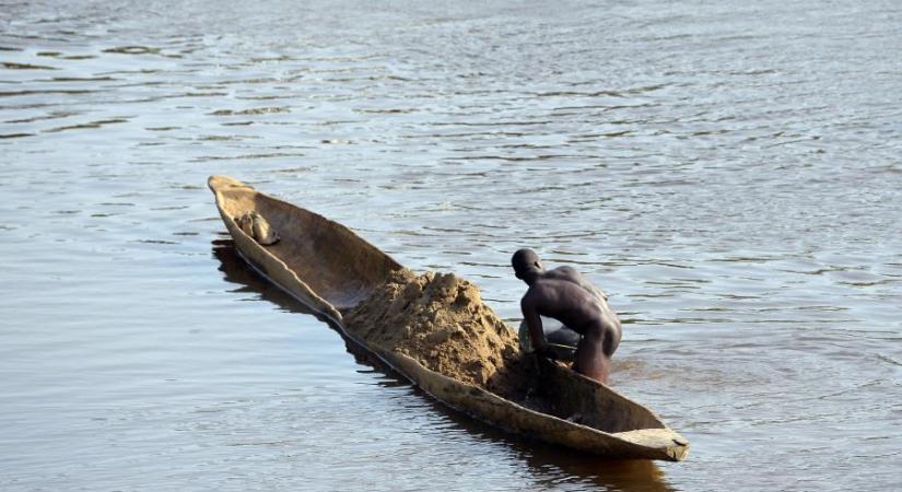 Darabokra esett és elsüllyedt egy hajó a a Közép-Afrikai Köztársaságban, legkevesebb 50 ember vesztette életét