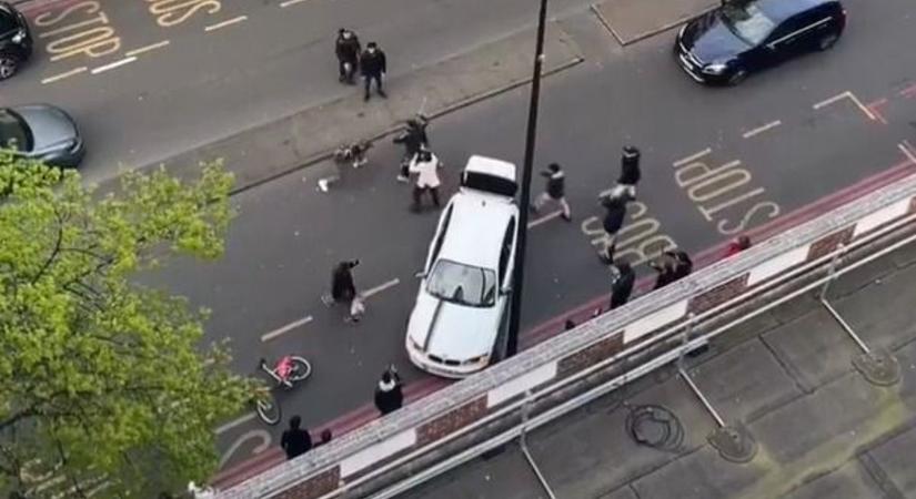 Machetével verekedett egy férfi London egy forgalmas utcájában – videó