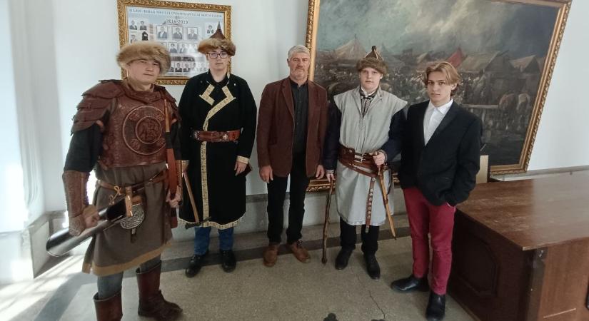 Kollégista fiatalok öltöztek hajdúnak Debrecenben