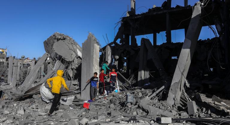 Ismét légitámadás érte Rafah városát, több gyermek is életét vesztette