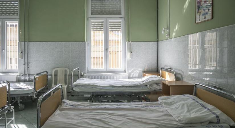 Csak „vizuálisan” ellenőrzik a betegeket is a kórházakban razziázó belügyi kommandók