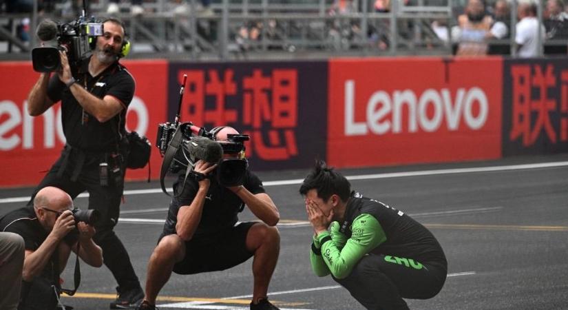 Zokogott a szurkolók előtt az F1-es pilóta a Kínai Nagydíjon - videó