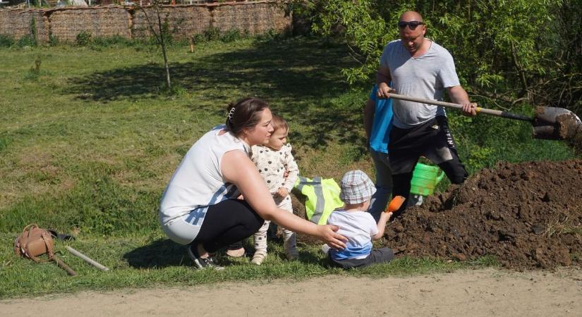 A kötődésüket szimbolizálja: közel negyven kisgyermek számára ültettek fát Nógrádsápon