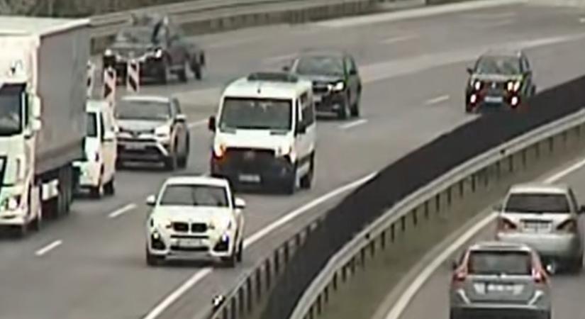 Hajmeresztő tolatás az M0-s belső sávjában: videón a BMW-s sokkoló manővere