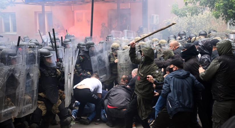 Népszavazást kértek a koszovói szerbek, majd tüntetőleg nem vettek részt rajta
