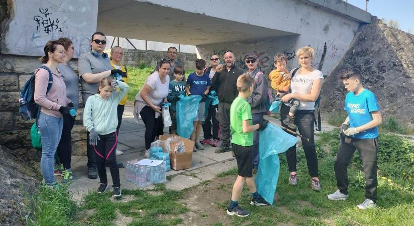 Várostakarítás jegyében akcióztak a Duna menti településen