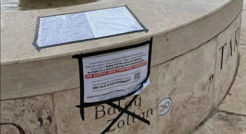Tiltakoznak amiatt, hogy a Reformátorok terén lévő emlékműről továbbra sem tüntették el Balog Zoltán nevét és a tőle származó idézetet