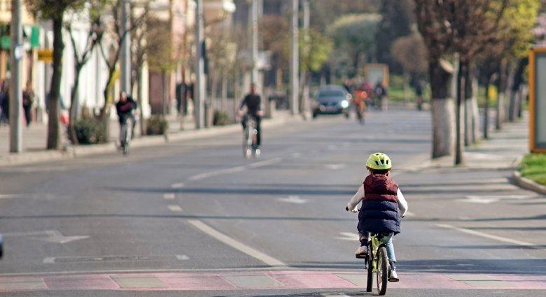 Biciklivel a közutakon – kinek, mikortól és milyen szabályok betartásával szabad?