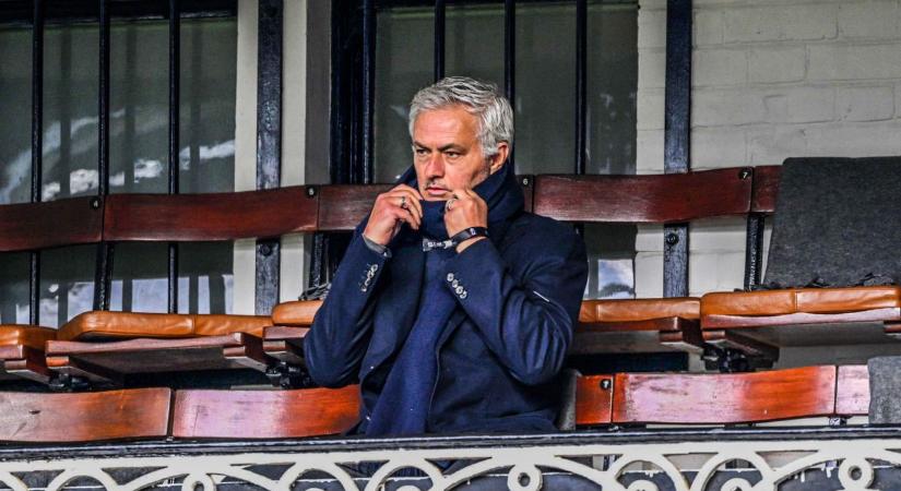 Mourinho mit keresett a Liverpool mai meccsén? – beindultak a találgatások
