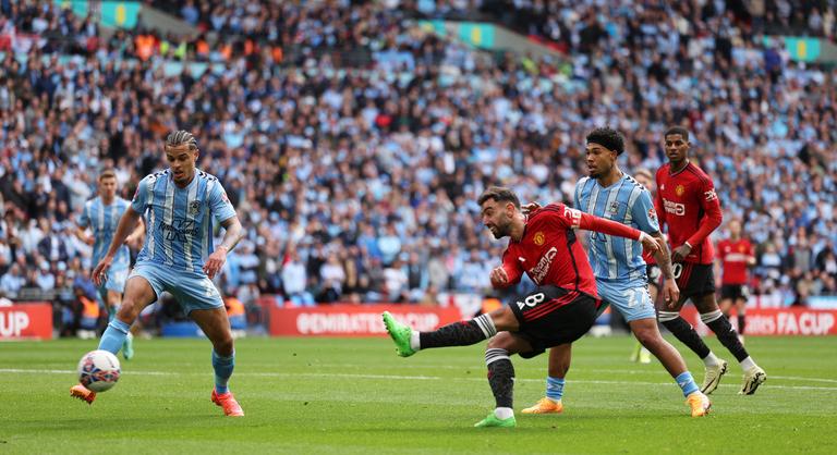 0–3-ról hozott eszelős drámát az FA-kupa elődöntője, de a Manchester United végül megmenekült
