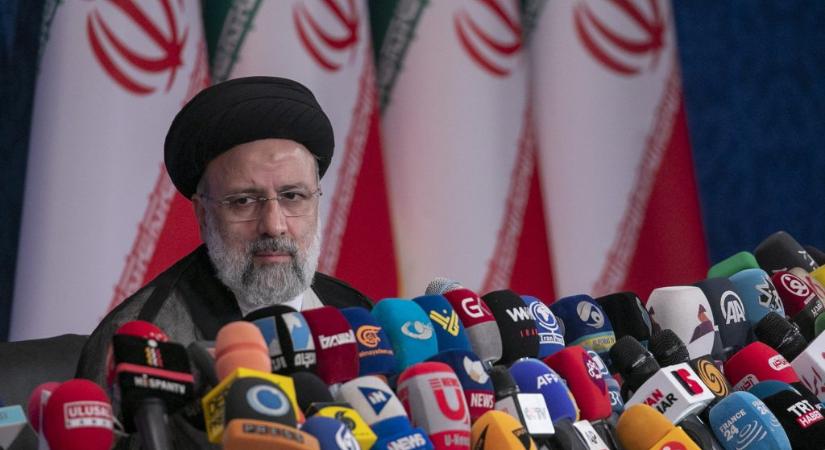 Az iráni elnök még tovább szigorítaná a nők fejkendőviselési szabályait