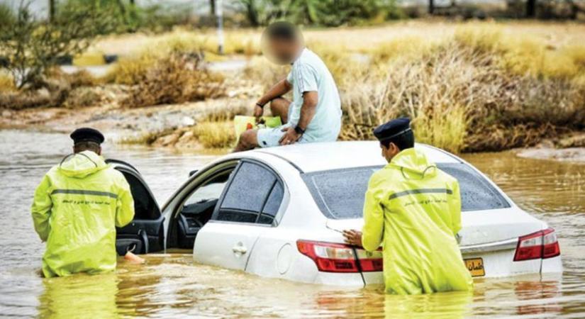 Két magyar is az árvíz fogságába esett az Ománi Szultánságban, Szijjártó mélységesen hálás a kimentésükért