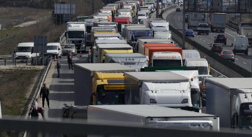 Szalagkorlátnak csapódott egy kamion – sávlezárás van ezen a magyar autópályán