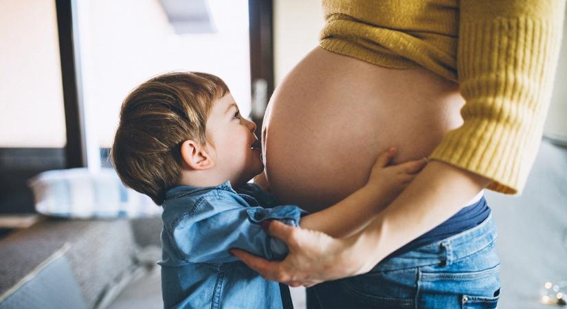 Mikortól érzi először a kismama, hogy mozog a baba a hasában?