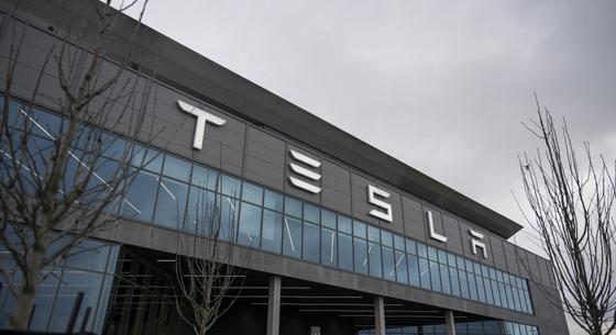 Újabb árcsökkentésre és elbocsátásokra is kényszerült a Tesla a kínai konkurencia miatt