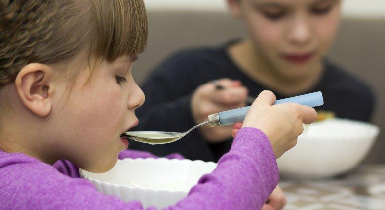 Meleg étellel a lemorzsolódás ellen – egyre több iskolában kapnak ebédet a diákok