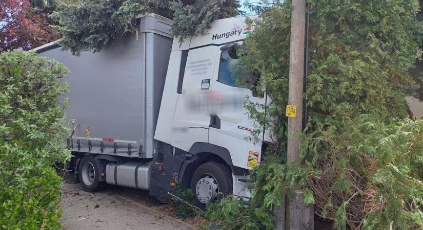 Rosszullét okozhatta a tragédiát: elhunyt a kisteherautóval ütköző kamion sofőrje