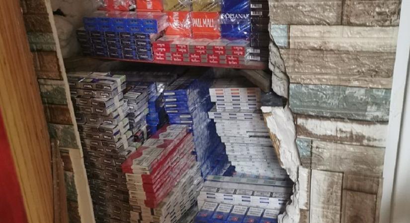 Több ezer doboz cigaretta egy borsodi ház falában