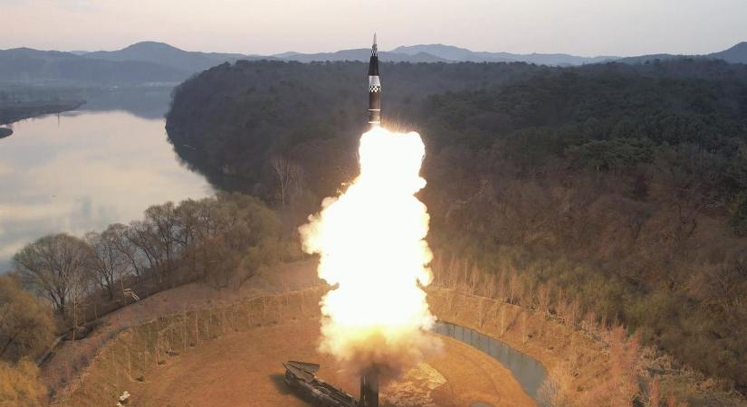 Most érkezett: Észak-Korea ballisztikus rakétát lőhetett ki Japán irányába