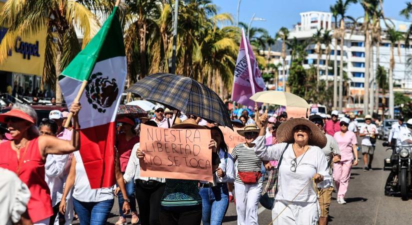 Álarcosok állították meg a mexikói kormánypárt elnökjelöltjét, hogy az erőszak visszaszorítását kérjék