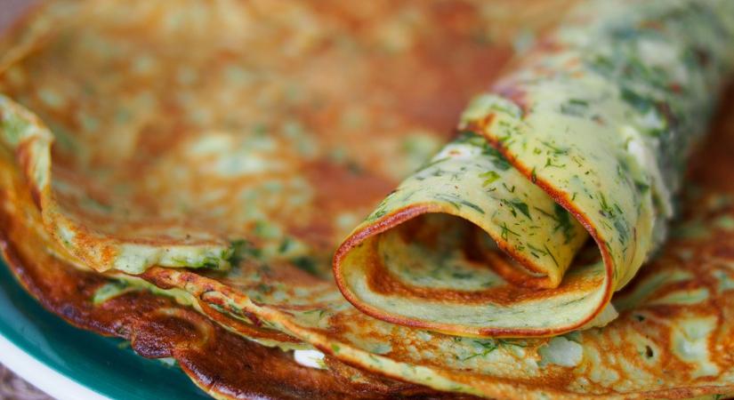 Így készül a török omlett: sok zöldfűszer és feta sajt ízesíti