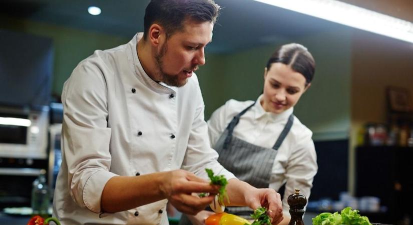 Munkaerőhiány: már havi egymillió forintos nettó fizetéssel keresnek szakácsokat Budapestre és környékére