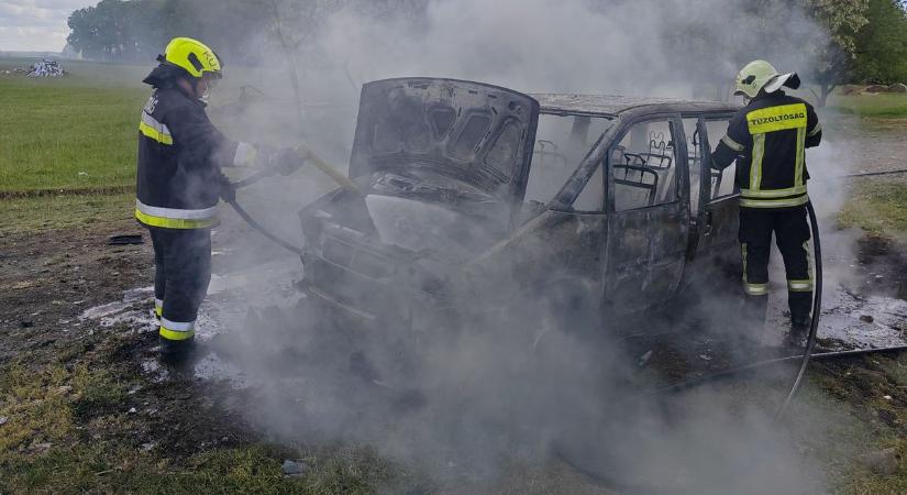 Hatalmas volt a pusztítás: teljesen kiégett egy autó Öcsödön