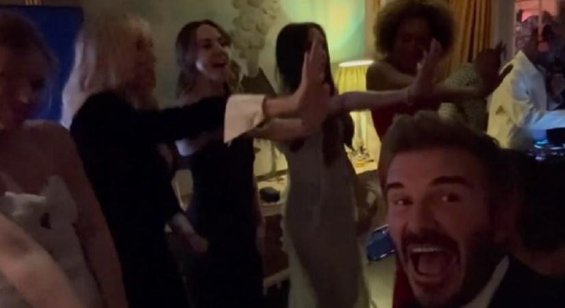David Beckham közzétett egy videót, amin egy házibulin az újra összeállt Spice Girls mulatozik
