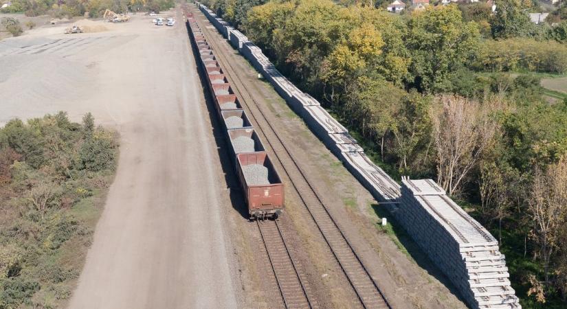 Egyszerűsített eljárásban érkezhetnének vendégmunkások a Budapest–Belgrádhoz vasútvonal építéséhez és Paks II.-höz