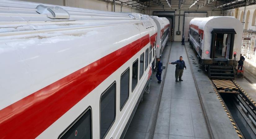 Egész Egyiptomban magyar vasúti kocsikon utaznak – már ezer legyártott darabnál jár a gigantikus projekt