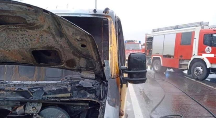 Vásárhelyi tűzoltók is oltották a Makónál kigyulladt kishaszonjárművet