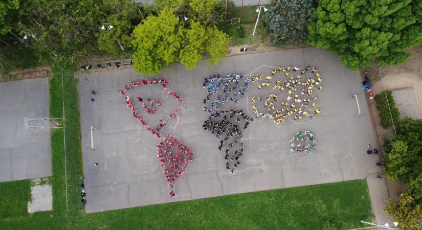 Flashmobbal ünnepelték a Föld napját az Árpád iskolában